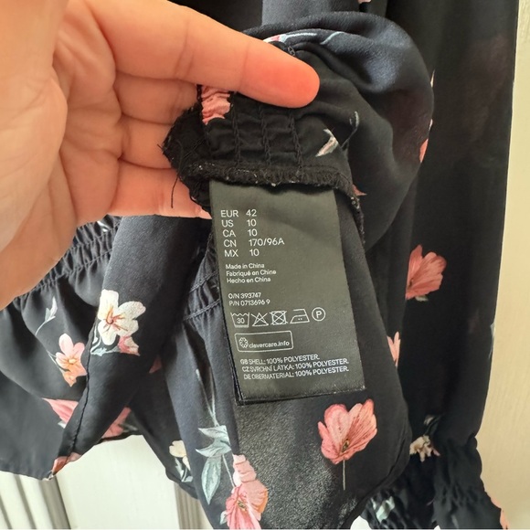 🔥MOVING SALE🔥 H&M Black and Pink Floral Blouse - Picture 4 of 5